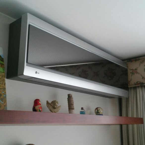 Equipo Split instalado con soporte metálico y sistema de drenaje profesional