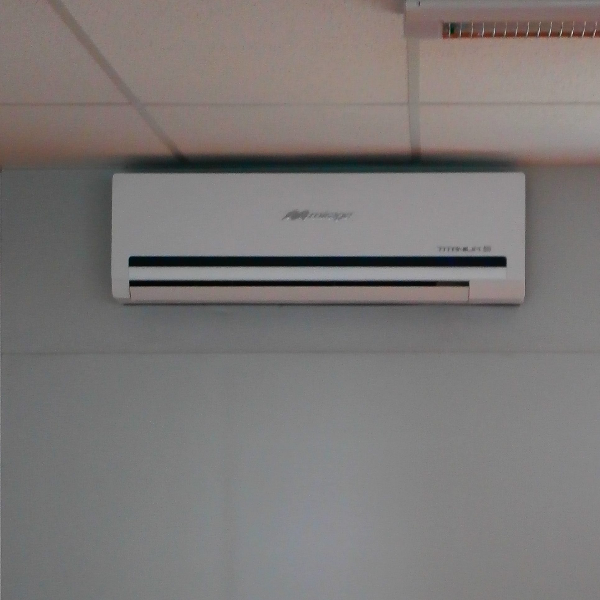 instalación de equipos de aire acondicionado modelo Split tipo techo