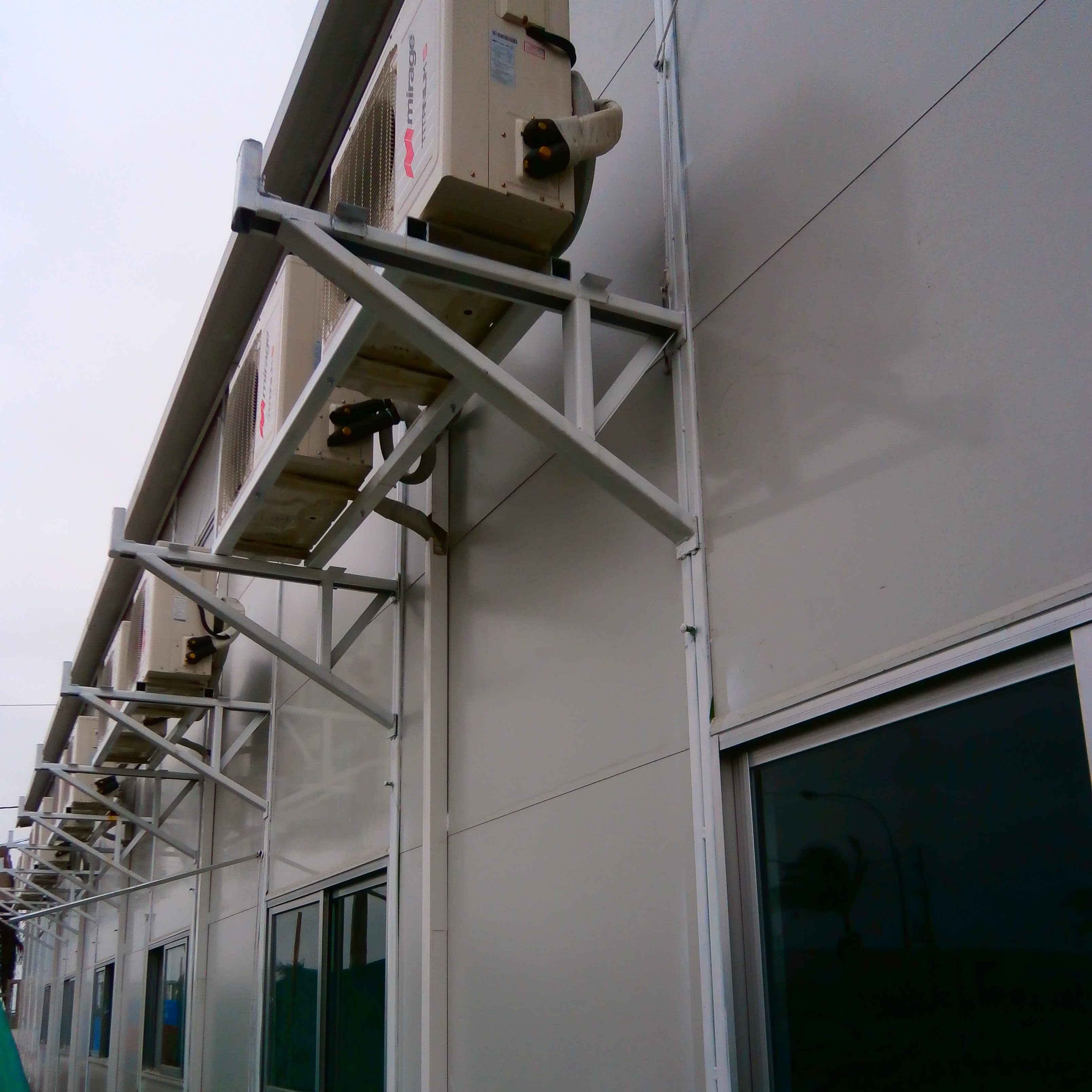 instalación de equipos de aire acondicionado modelo Split tipo techo