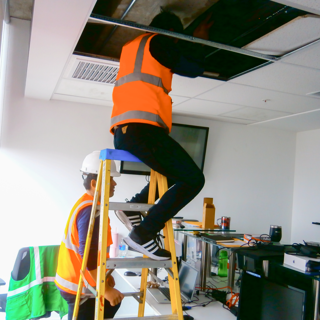 Instalación de condensadores de aire acondicionado en Lima