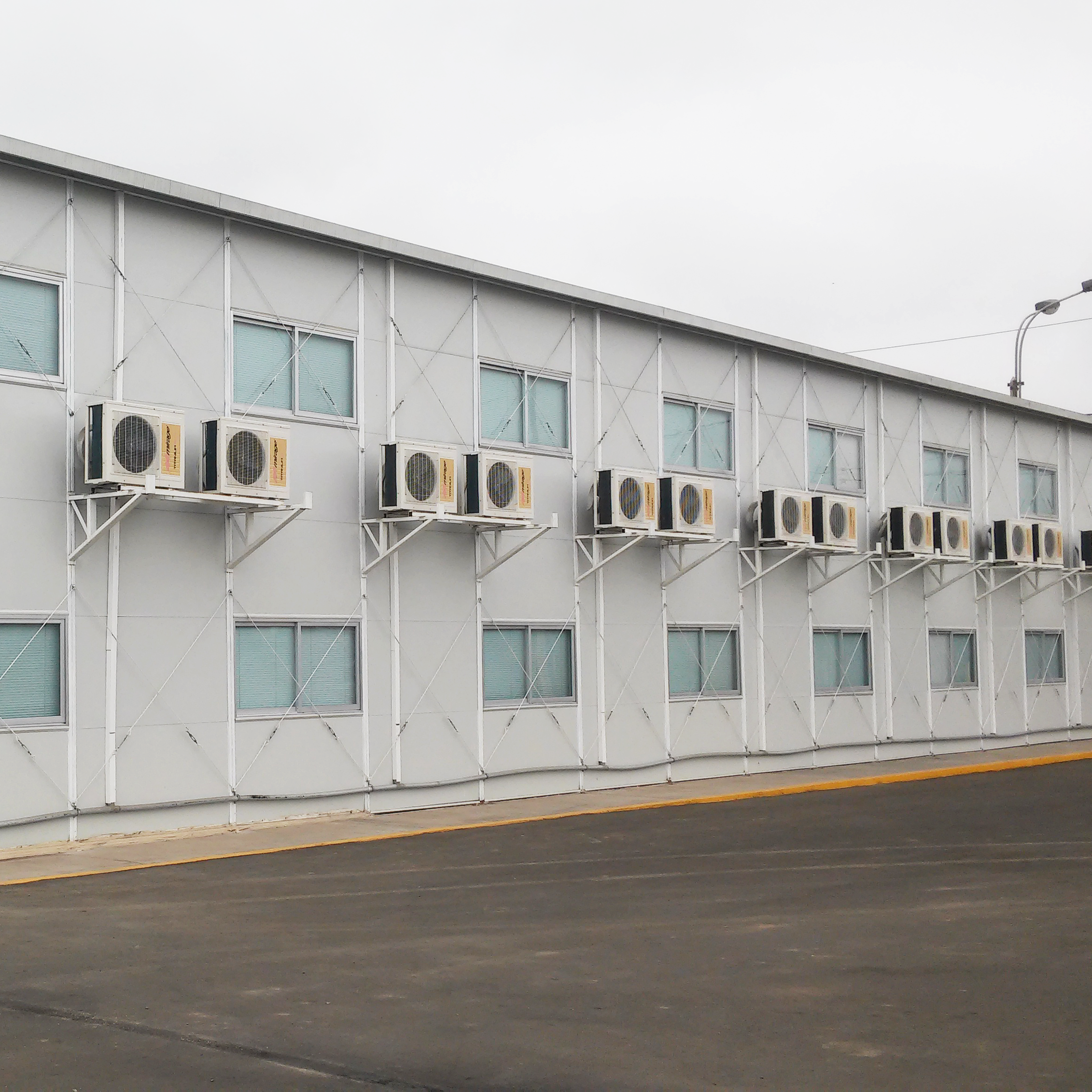 Instalación de condensadores de aire acondicionado para sistemas industriales