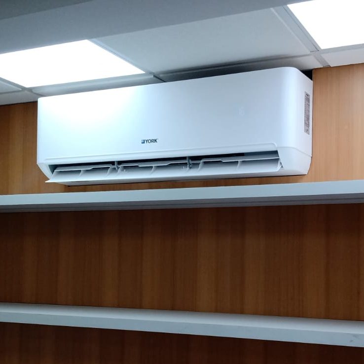 Aire acondicionado Split en sala de reuniones - instalación limpia y eficiente