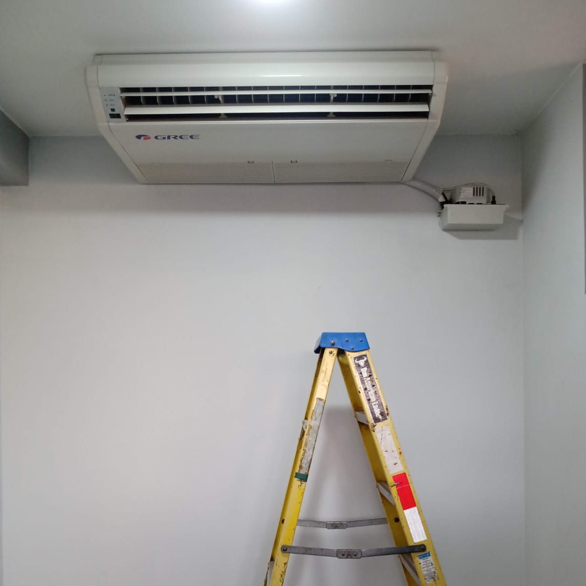 Instalación de aire acondicionado tipo cassette en techo para oficina amplia

